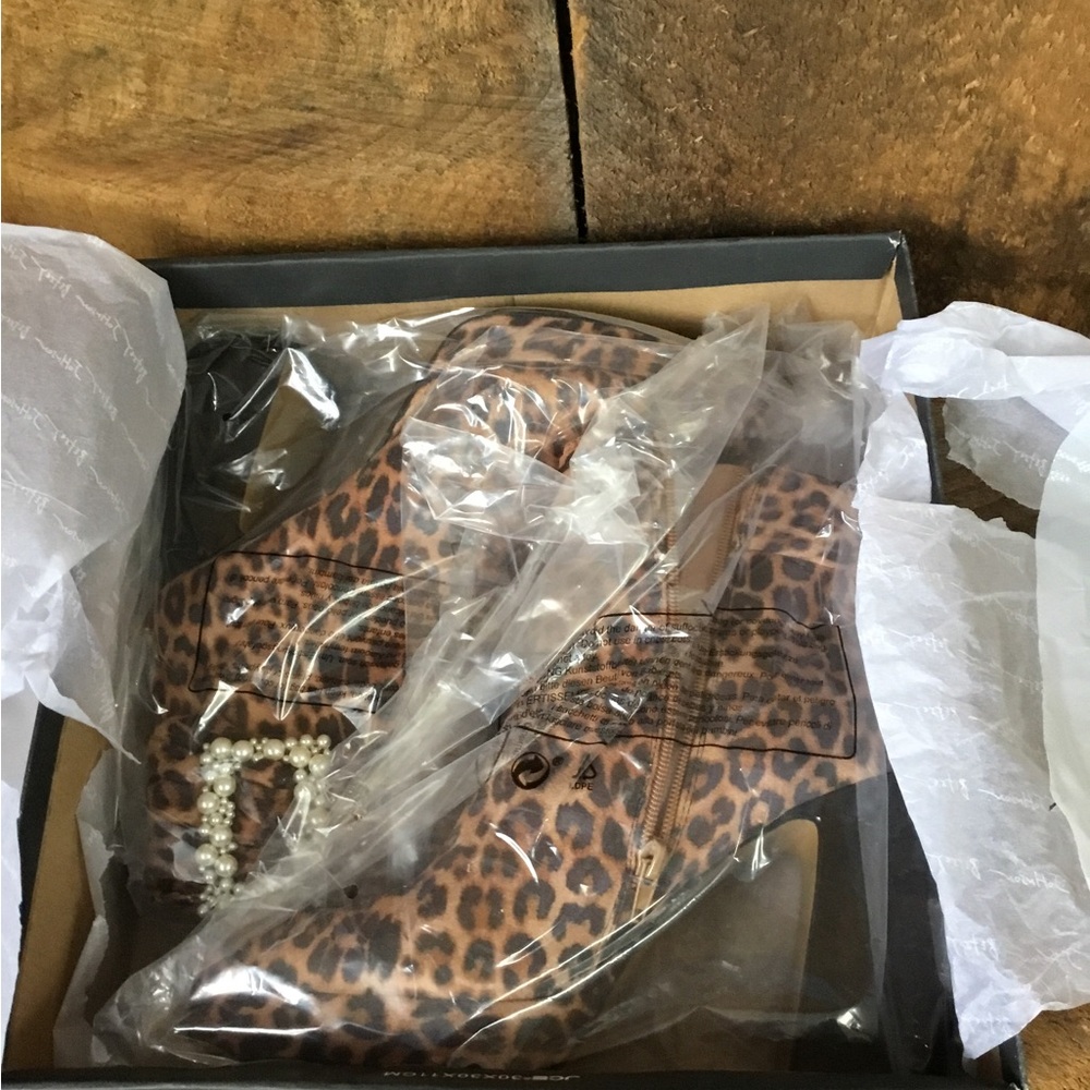 NIB Betsy Johnson Idris Leopard Boots - Picture 7 of 10